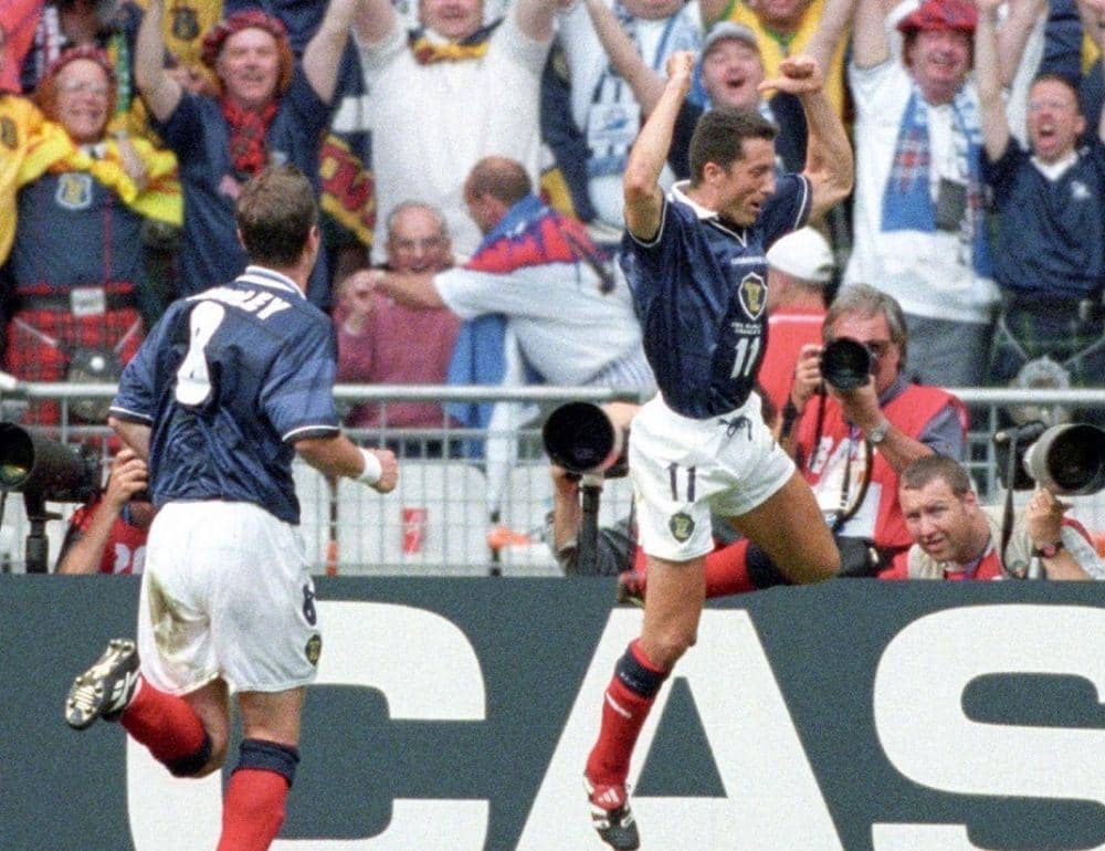 Pemain Timnas Skotlandia saat merayakan gol di Piala Dunia 1998. (instagram.com/scotlandnationalteam)
