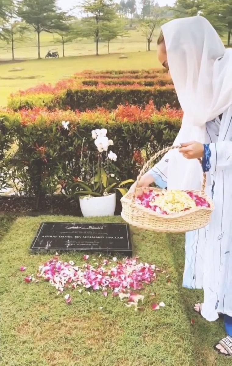 BCL di makam Ashraf (instagram.com/bclsinclair)