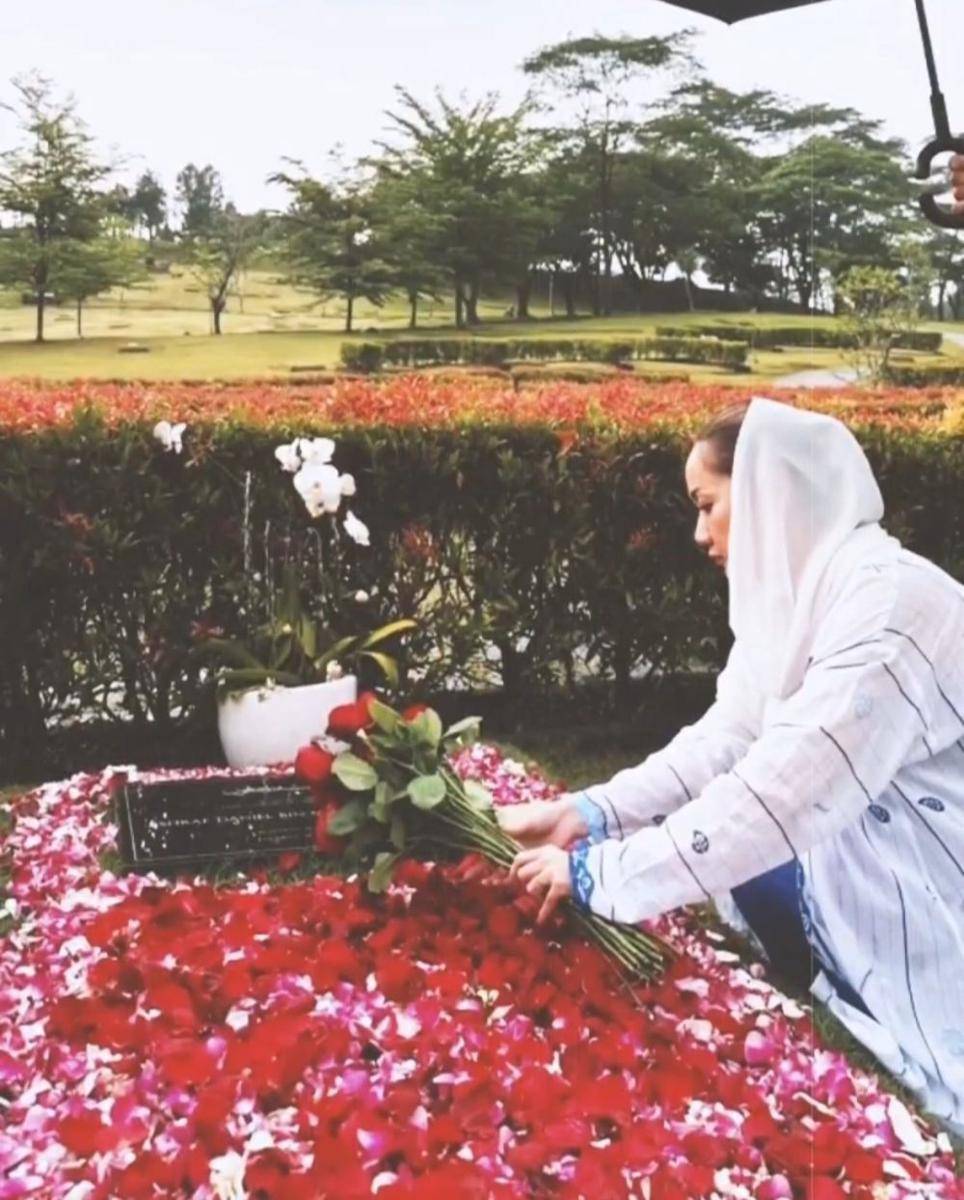 BCL di makam Ashraf (instagram.com/bclsinclair)