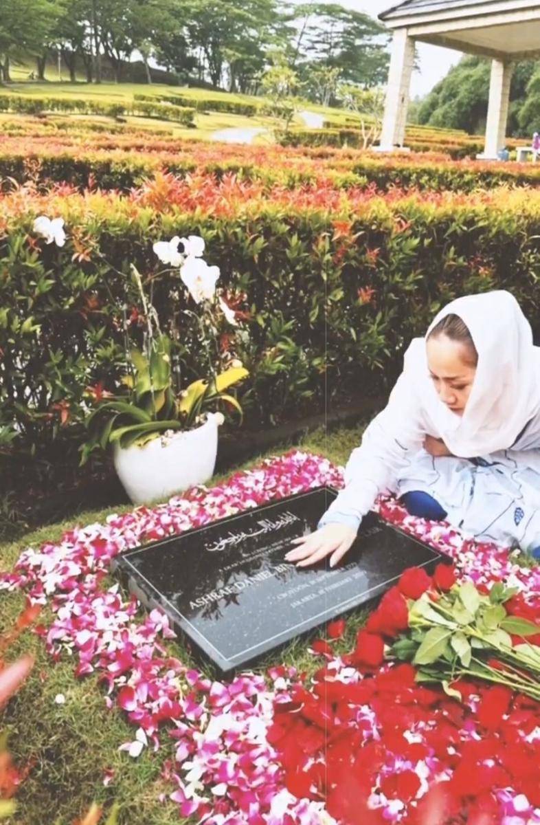 BCL di makam Ashraf (instagram.com/bclsinclair)