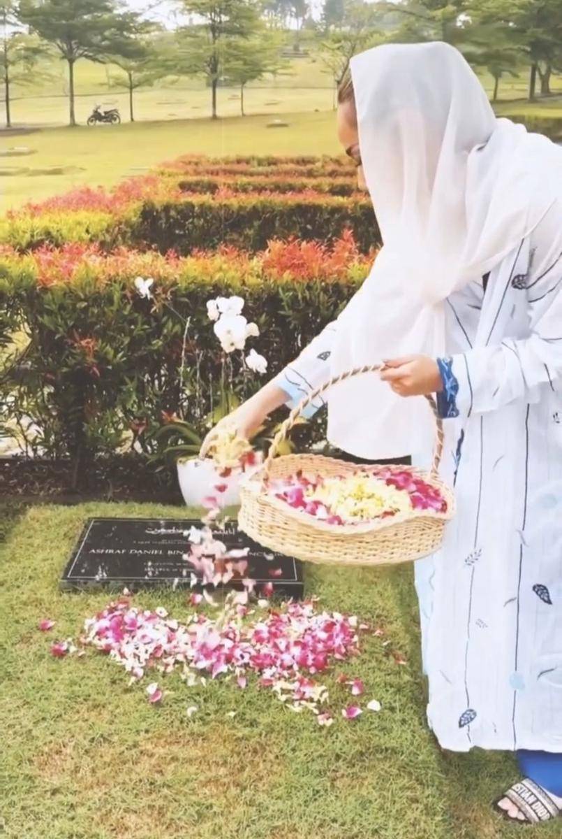 BCL di makam Ashraf (instagram.com/bclsinclair)