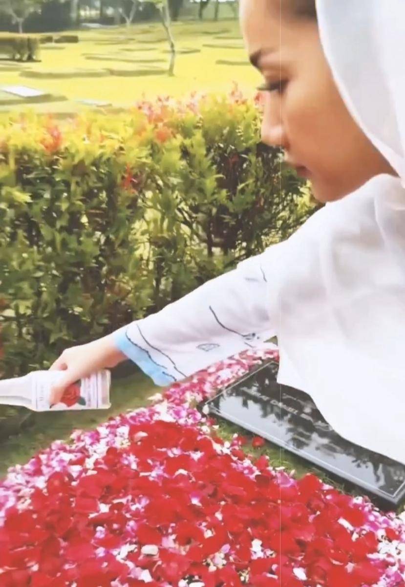 BCL di makam Ashraf (instagram.com/bclsinclair)