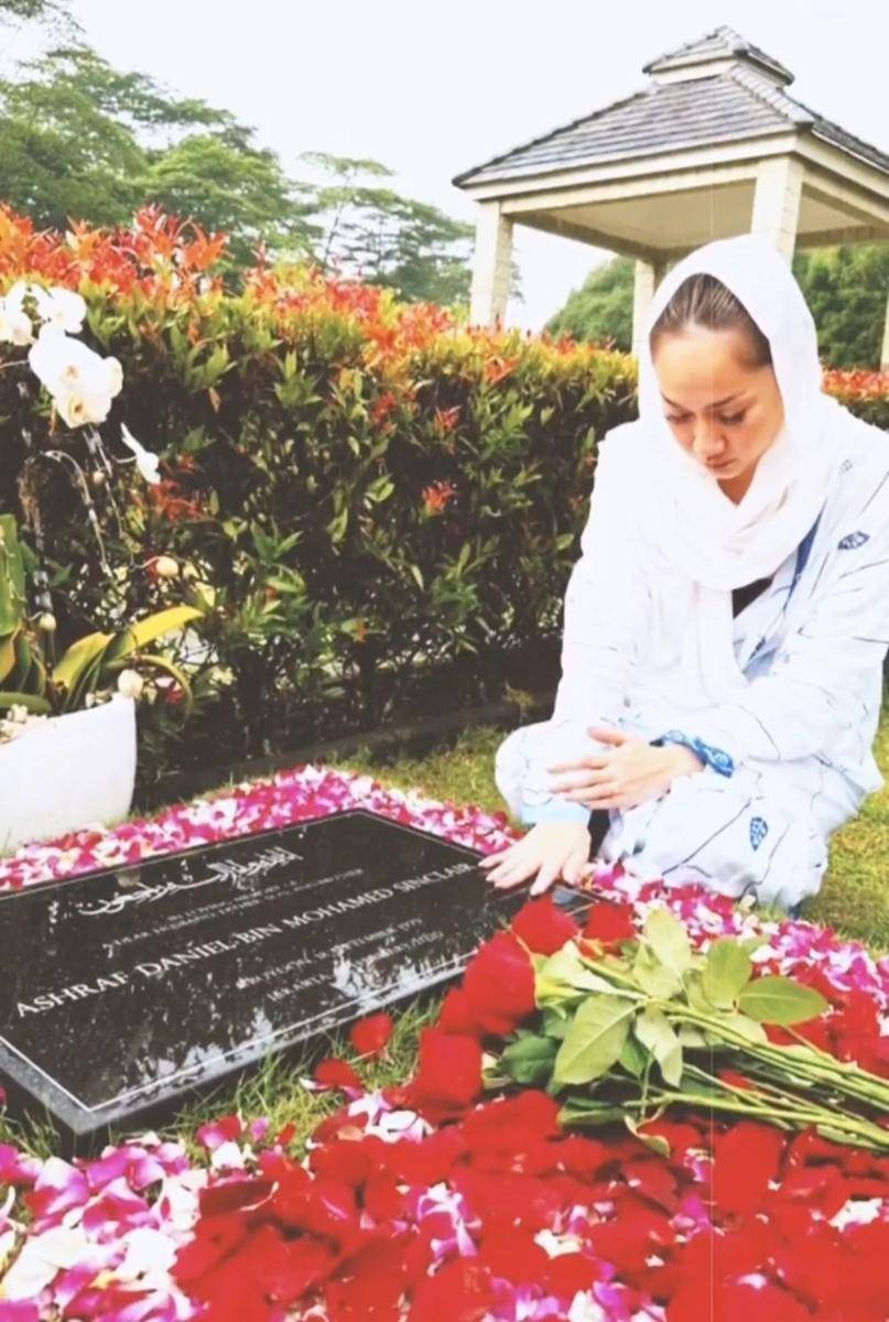 BCL di makam Ashraf (instagram.com/bclsinclair)