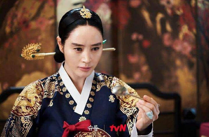 Kim Hye Soo di Under the Queen's Umbrella (instagram.com/tvn_drama)