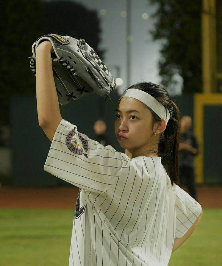 Potret Clarinna Putri main softball (instagram.com/clarinnaputri)