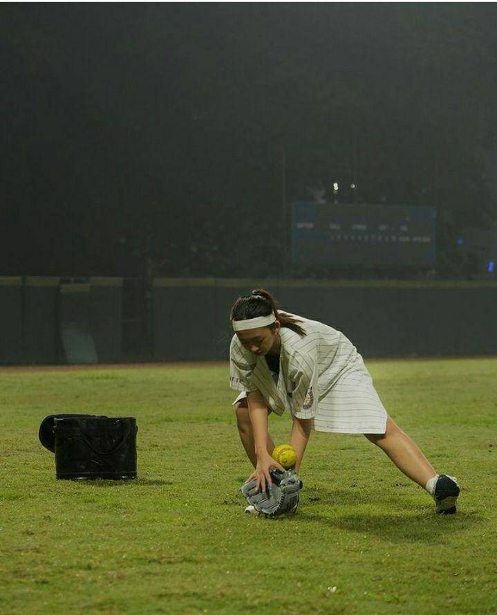 Potret Clarinna Putri main softball (instagram.com/clarinnaputri)