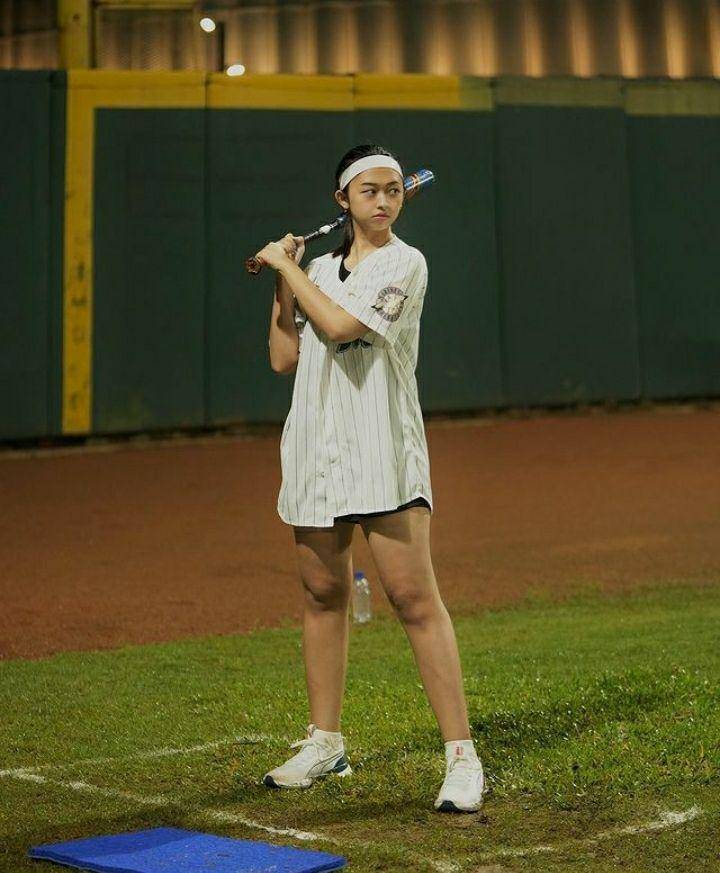 Potret Clarinna Putri main softball (instagram.com/clarinnaputri)