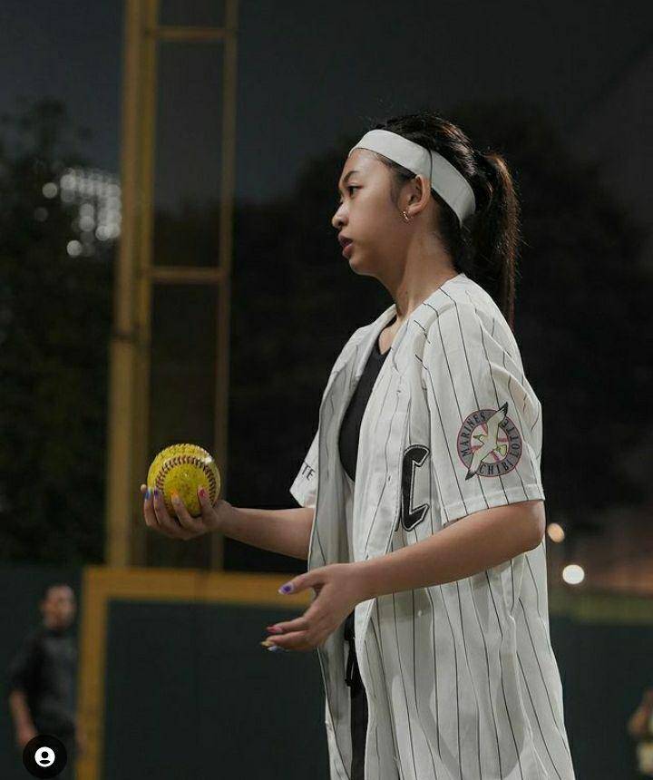 Potret Clarinna Putri main softball (instagram.com/clarinnaputri)