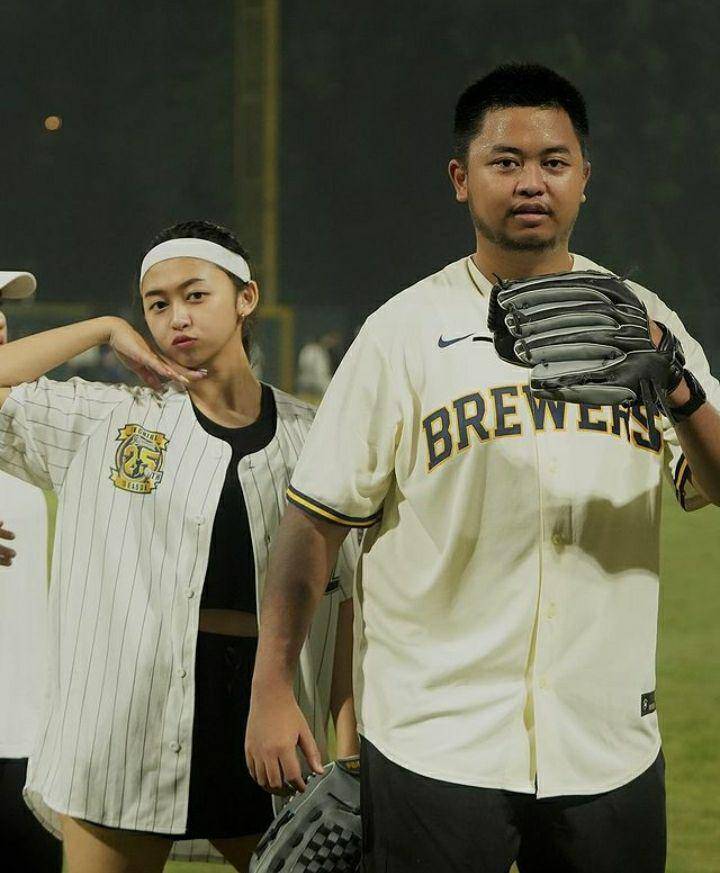 Potret Clarinna Putri main softball (instagram.com/clarinnaputri)