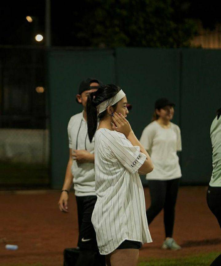 Potret Clarinna Putri main softball (instagram.com/clarinnaputri)