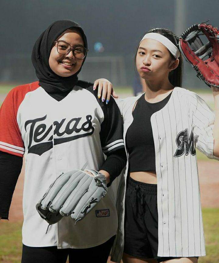 Potret Clarinna Putri main softball (instagram.com/clarinnaputri)
