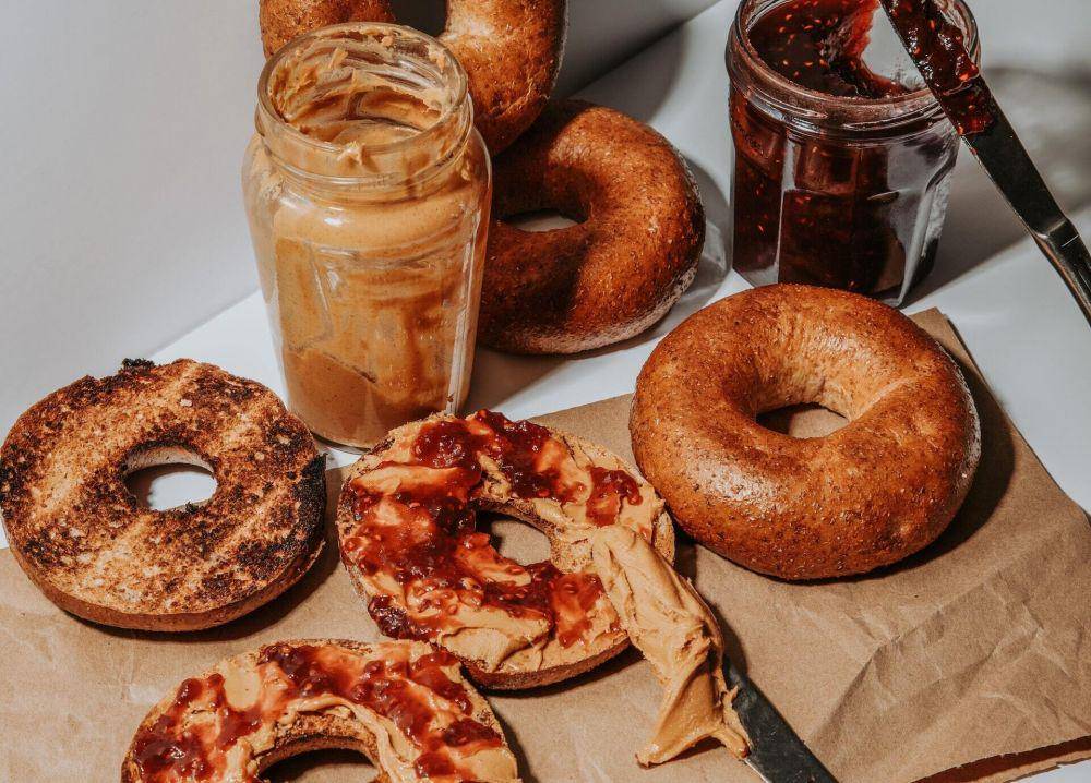 ilustrasi cinnamon butter dan roti (unsplash.com/Vojtech Bartonicek)