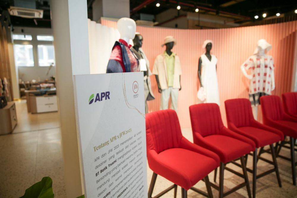 Re-See Jakarta Fashion Week 2023 yang menampilkan koleksi dari 5 brand lokal. 9 November 2022. (dok. APR)