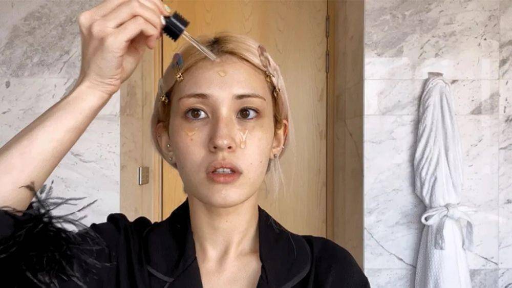 Somi melakukan skincare routine (vogue.com)