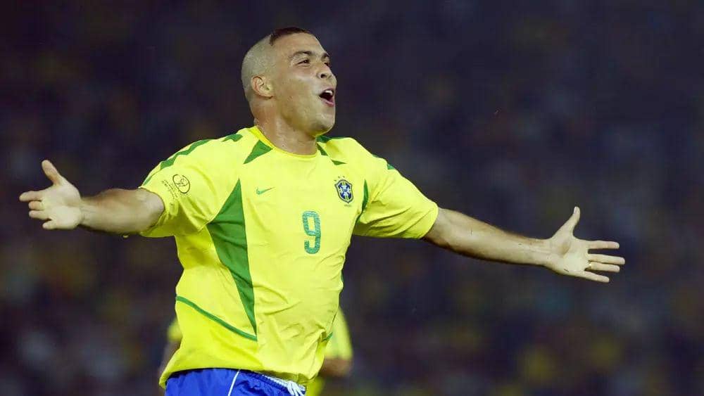 Ronaldo merayakan gol di final Piala Dunia 2002. (fifa.com)