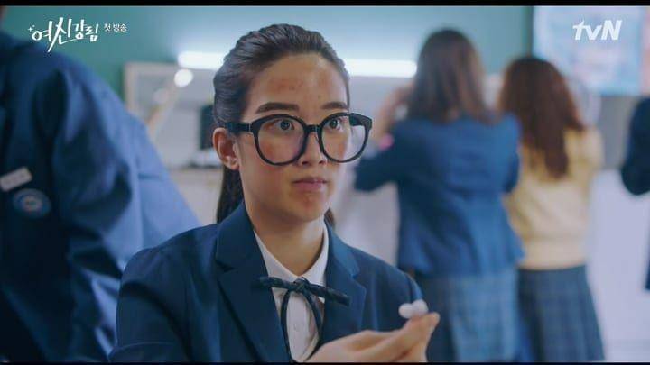 Ju-gyeong berjerawat di drama True Beauty (dramabeans.com)