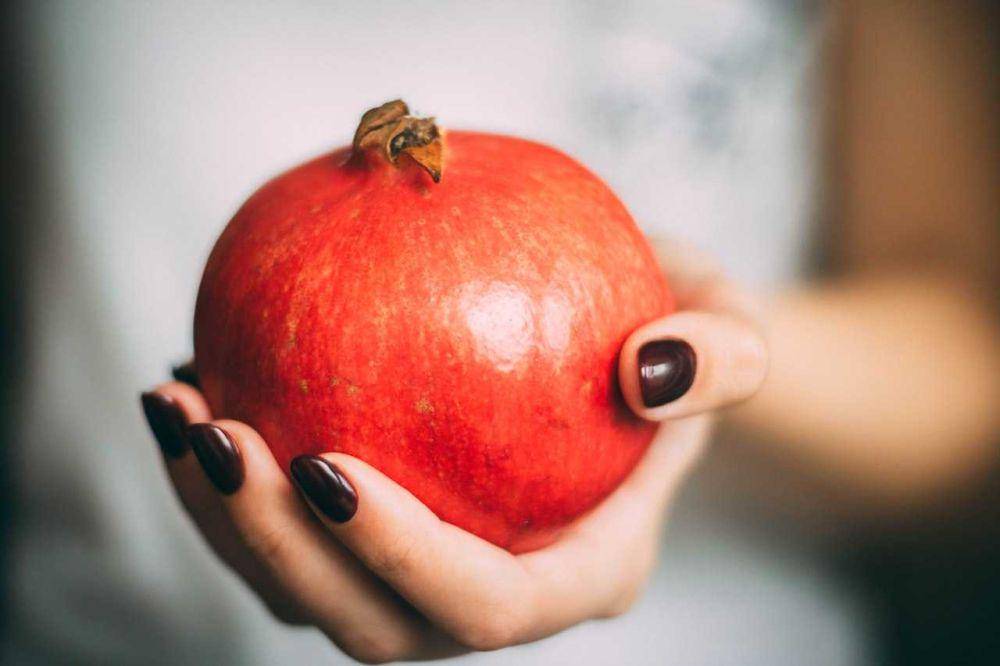 buah delima (pexels.com/Kristina Paukshtite)