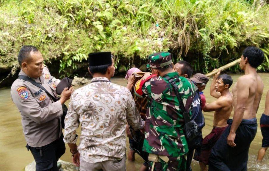 Seorang bocah malang meninggal dunia usai terseret pusaran air dan tenggelam di aliran Sungai Way Kekah, Dusun Sepakat, Sukadadi, Gedong Tataan, Pesawaran. (Dok. Polres Pesawaran).
