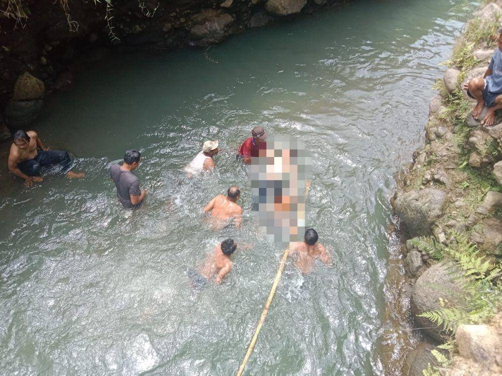 Seorang bocah malang meninggal dunia usai terseret pusaran air dan tenggelam di aliran Sungai Way Kekah, Dusun Sepakat, Sukadadi, Gedong Tataan, Pesawaran. (Dok. Polres Pesawaran).
