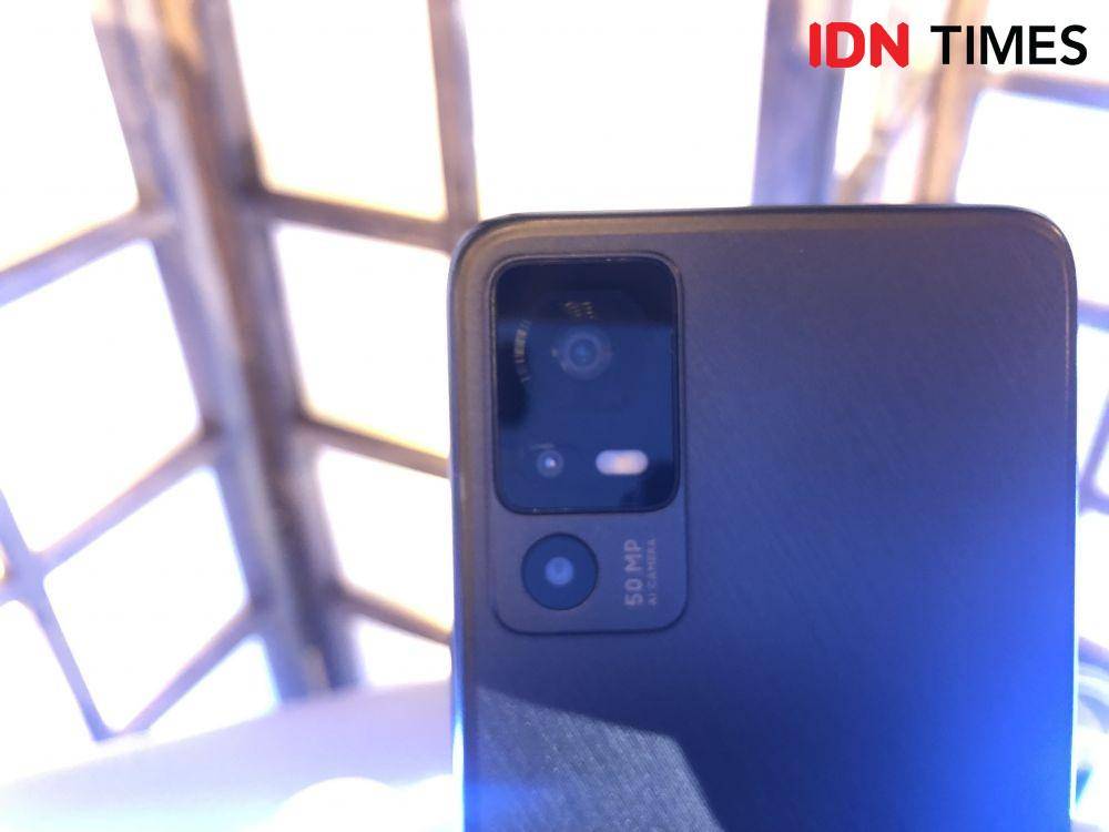 ilustrasi Sharp Aquos V6 5G (IDN Times/Rifki Wuda Sudirman)