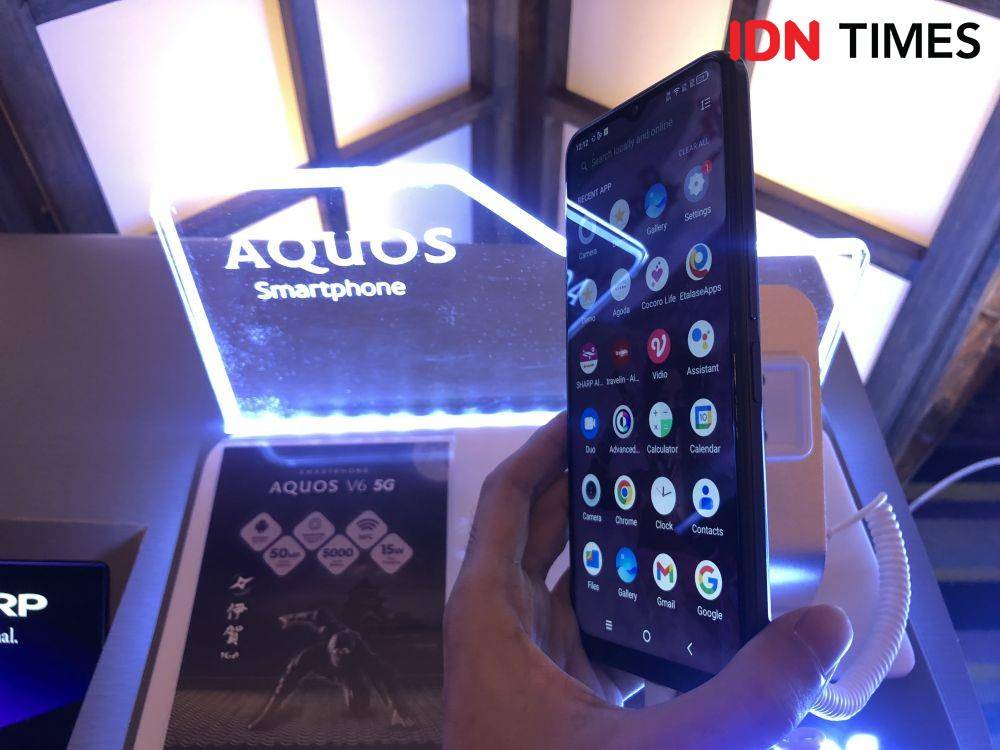 ilustrasi Sharp Aquos V6 5G (IDN Times/Rifki Wuda Sudirman)