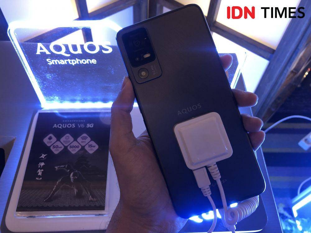 ilustrasi Sharp Aquos V6 5G (IDN Times/Rifki Wuda Sudirman)