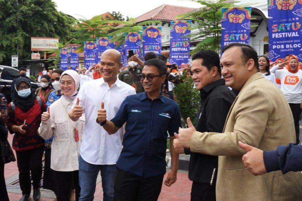 penandatanganan Nota Kesepahaman (MoU) antara Microsoft Indonesia bersama Pos Indonesia dalam acara ‘SATU Festival’ yang dihelat di Pos Bloc Jakarta, Kamis (10/11/2022). (Dok. Pos Indonesia)