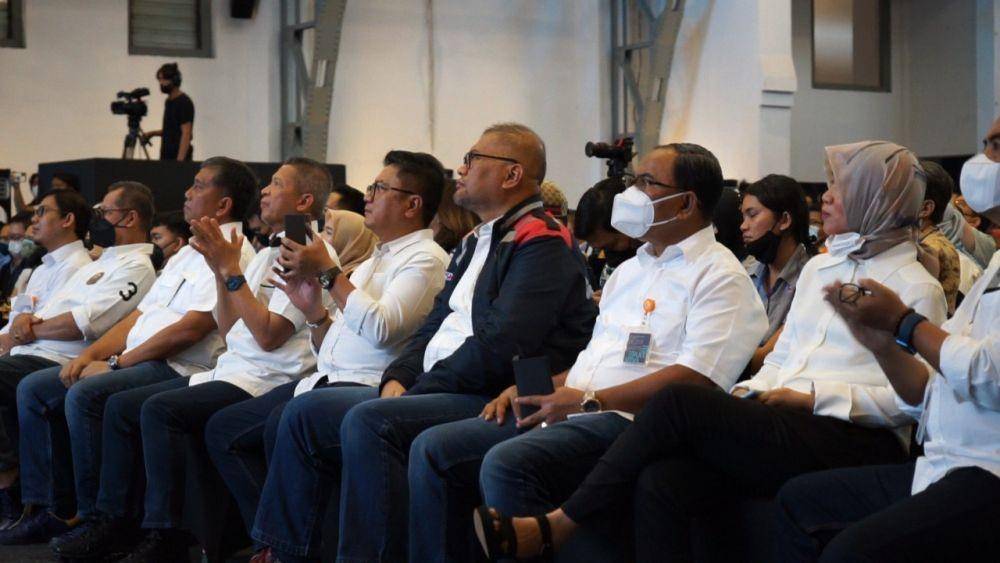 penandatanganan Nota Kesepahaman (MoU) antara Microsoft Indonesia bersama Pos Indonesia dalam acara ‘SATU Festival’ yang dihelat di Pos Bloc Jakarta, Kamis (10/11/2022). (Dok. Pos Indonesia)
