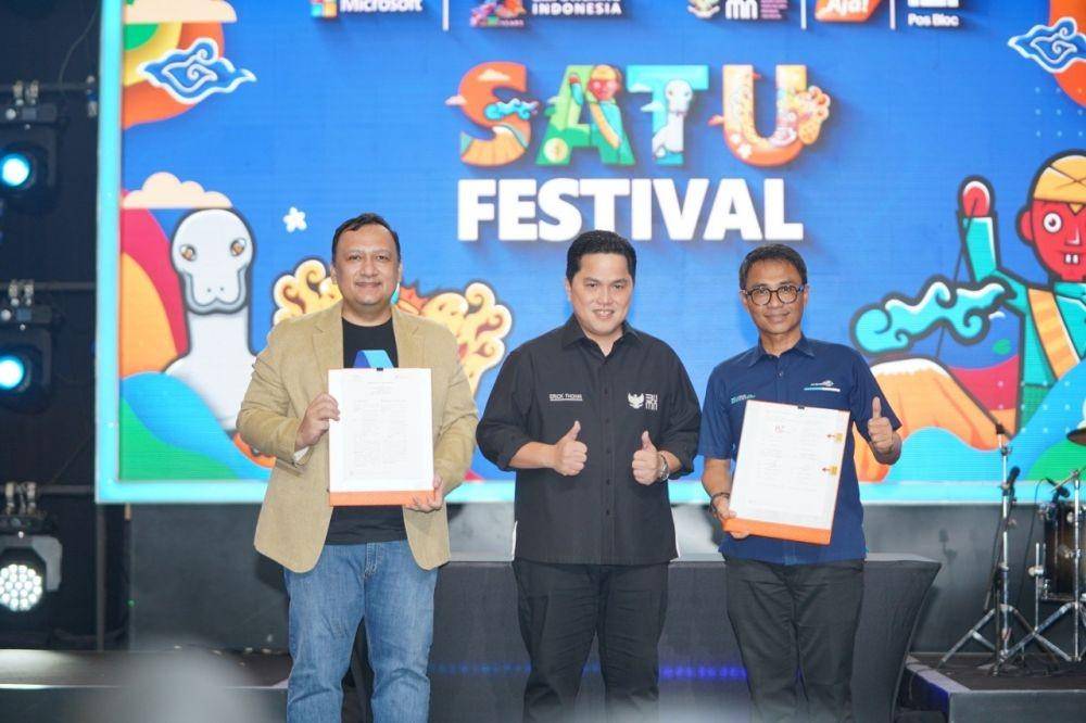 penandatanganan Nota Kesepahaman (MoU) antara Microsoft Indonesia bersama Pos Indonesia dalam acara ‘SATU Festival’ yang dihelat di Pos Bloc Jakarta, Kamis (10/11/2022). (Dok. Pos Indonesia)