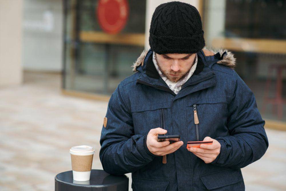 ilustrasi melakukan pembayaran dengan smartphone (pexels.com/Anete Lusina)