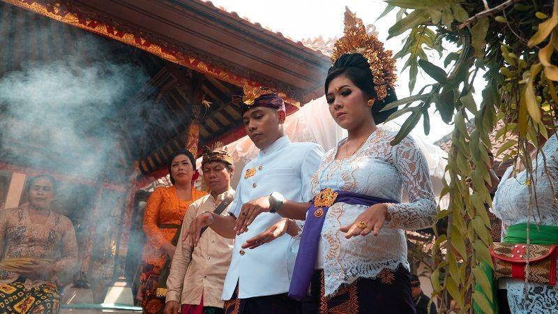 ilustrasi melakukan ritual adat (pexels.com/Brian photography)