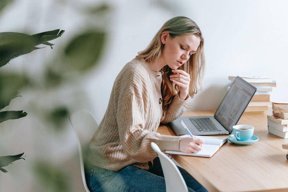ilustrasi editor perempuan (pexels.com/George Milton)