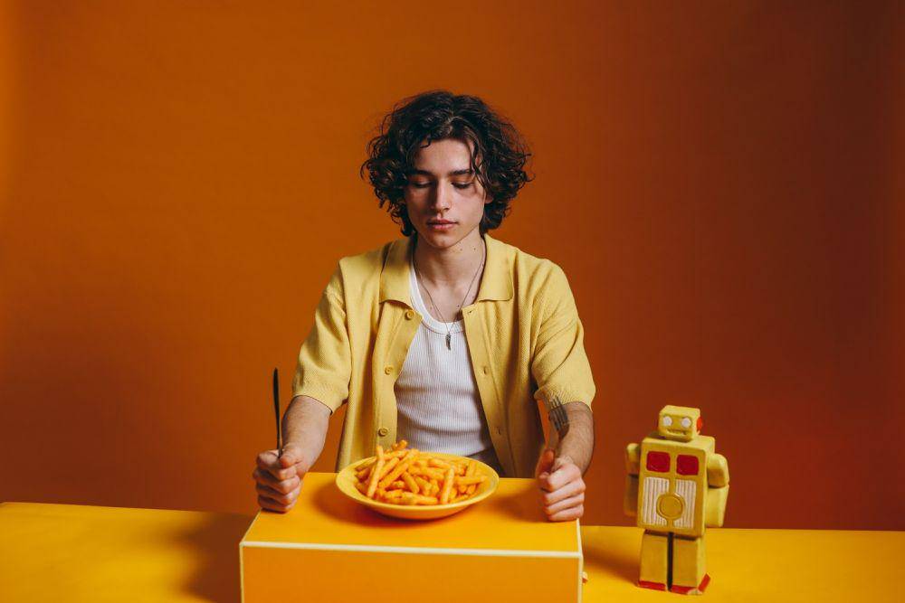 ilustrasi makan gorengan (pexels.com/KoolShooters)