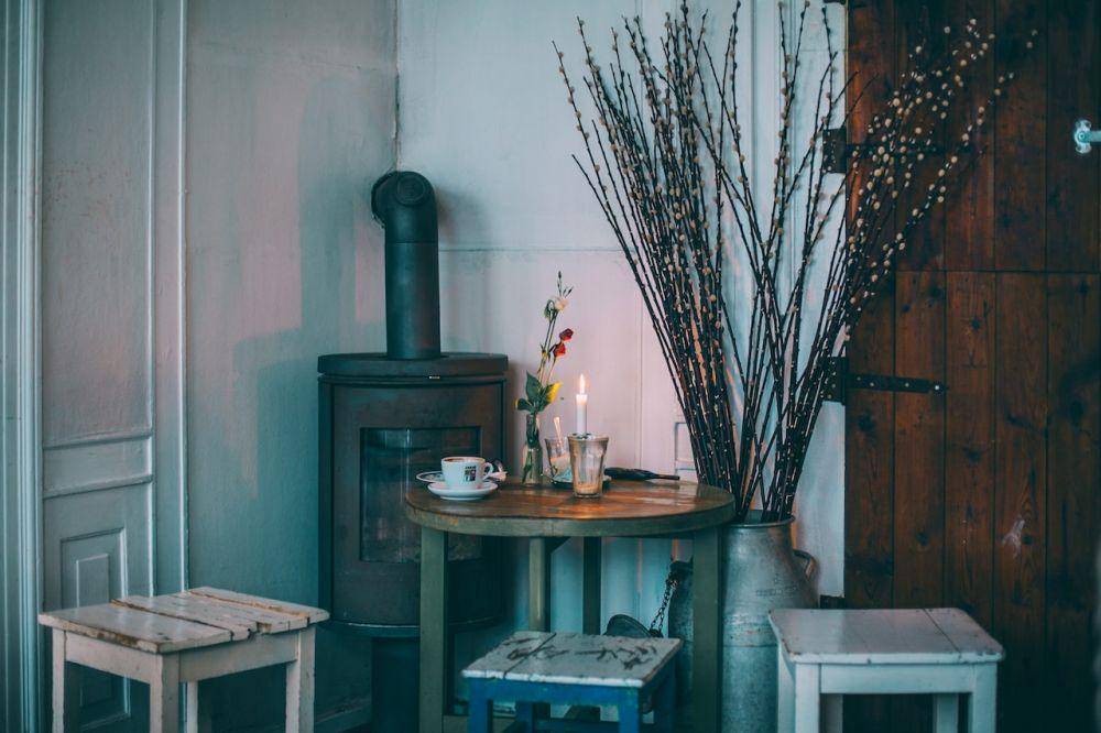 ilustrasi furnitur dari kayu (pexels.com/Maria Orlova)