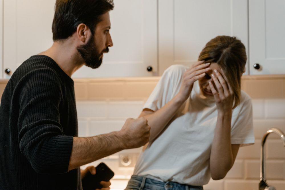 5 Bahaya jika Masih Bertahan dalam Abusive Relationship