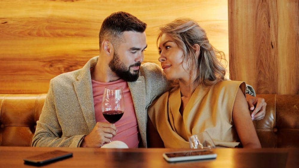 ilustrasi pasangan saling menatap (pexels.com/Jep Gambardella)