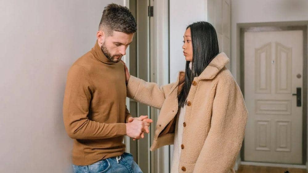 ilustrasi wanita berbicara dengan pasangannya (pexels.com/Alena Darmel)