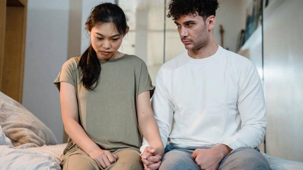 ilustrasi pasangan duduk bersama (pexels.com/Timur Weber)