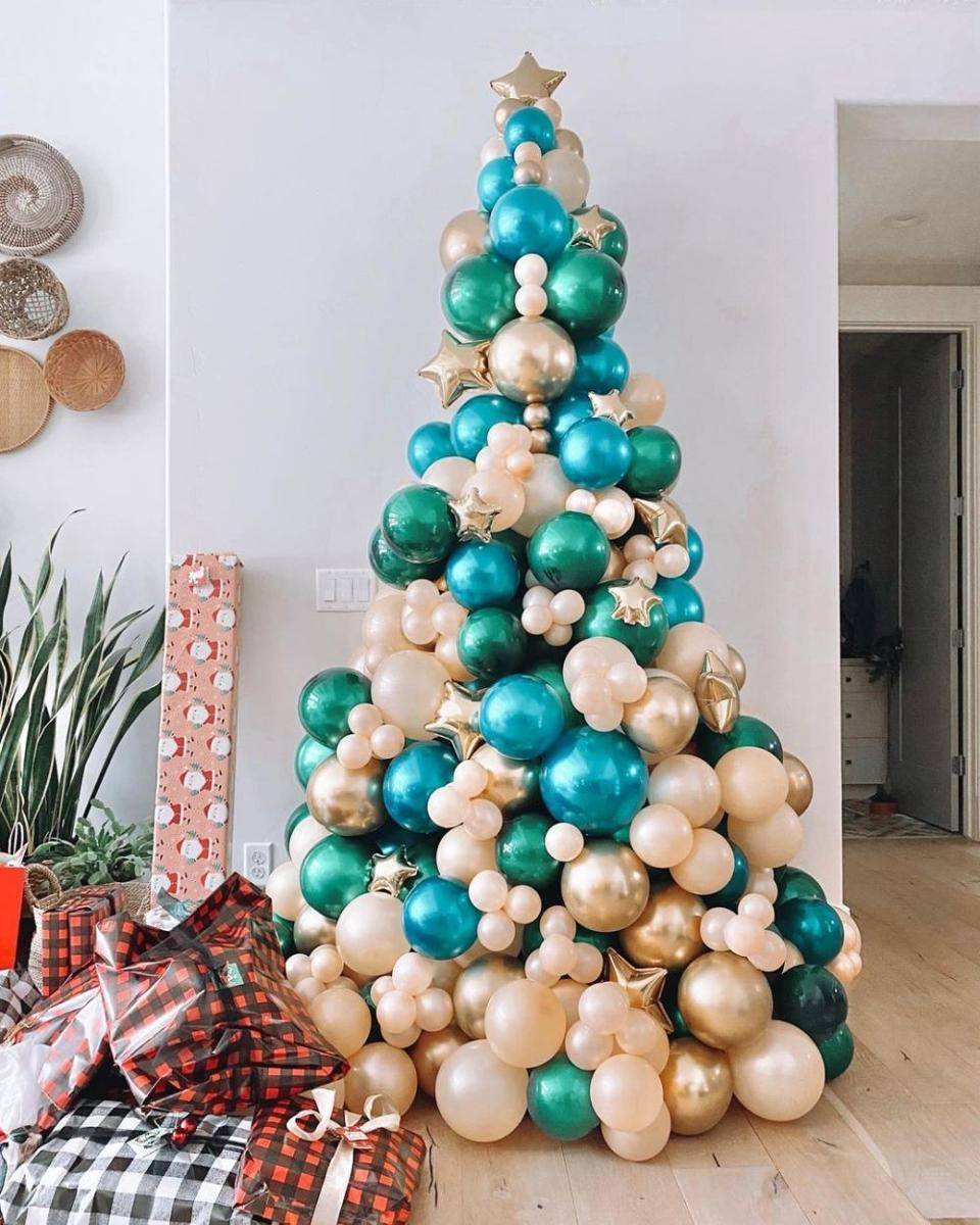 pohon Natal dari balon (instagram.com/poparazzicelebrationdesigns)