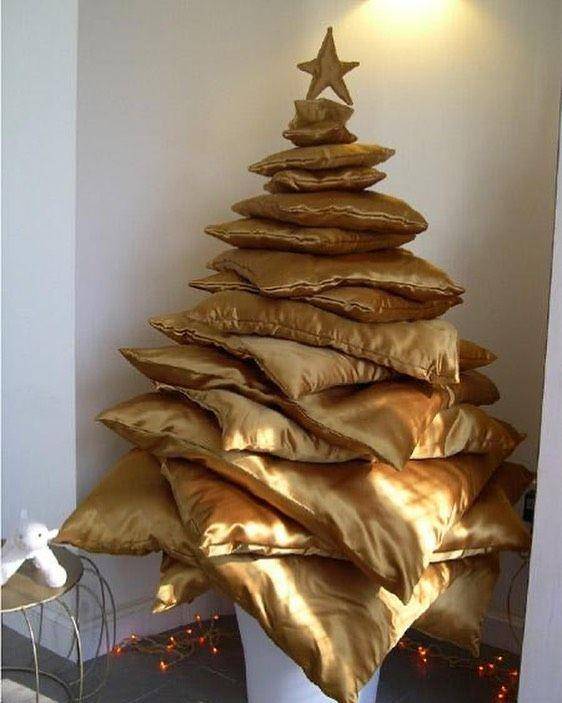 pohon Natal bantal (instagram.com/uniquechristmastree)