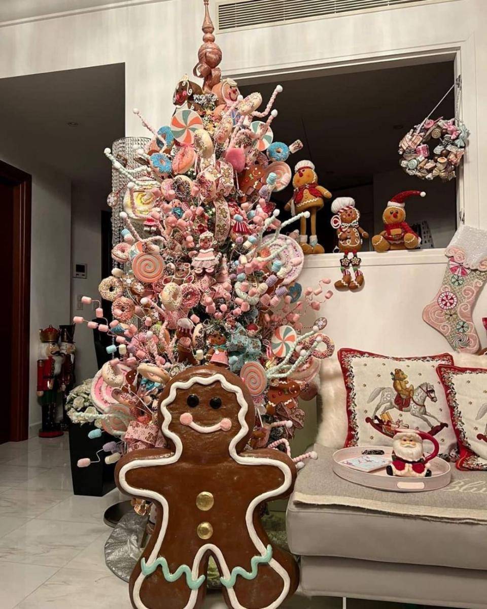 pohon Natal bertema permen (instagram.com/cat_decorations)