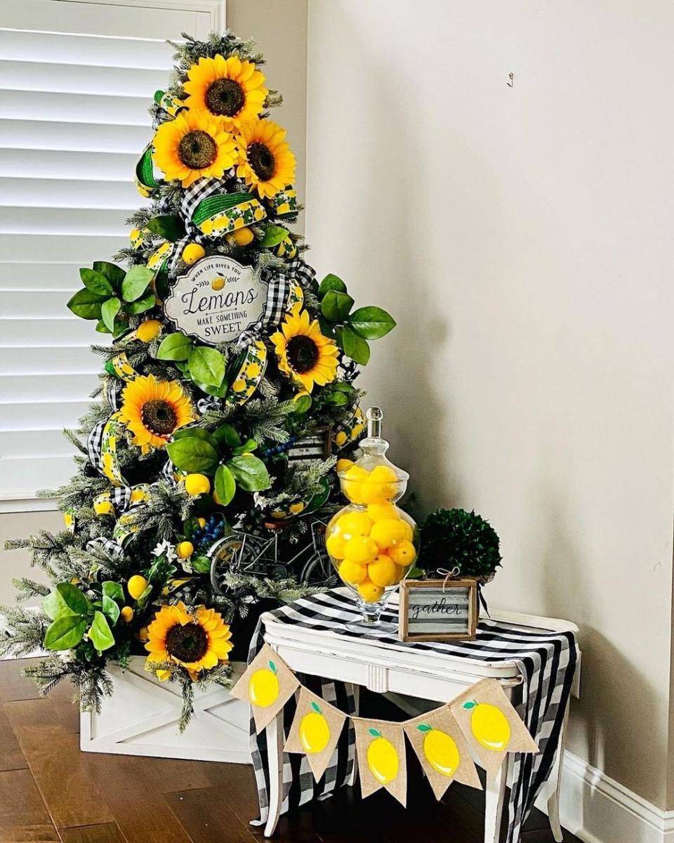pohon Natal dengan ornamen bunga matahari dan buah lemon (instagram.com/hold_my_eggnog)