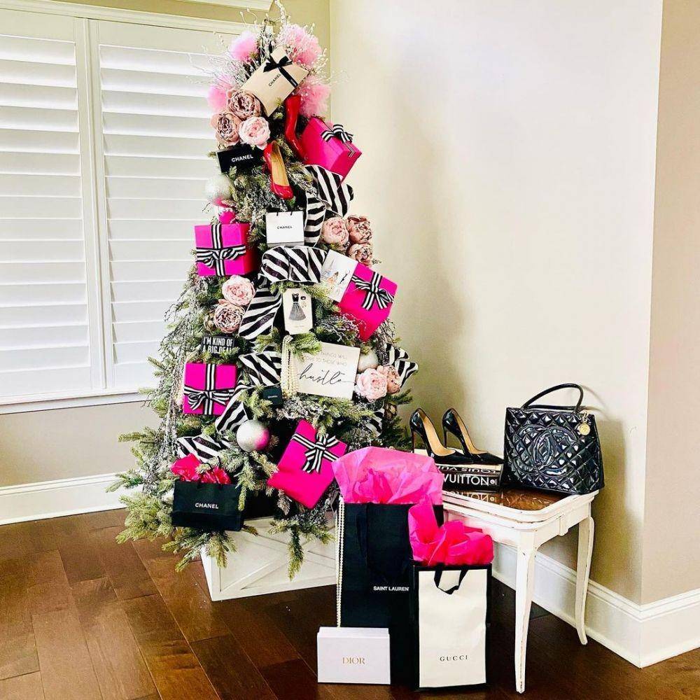 pohon Natal dengan ornamen bingkisan kado (instagram.com/hold_my_eggnog)