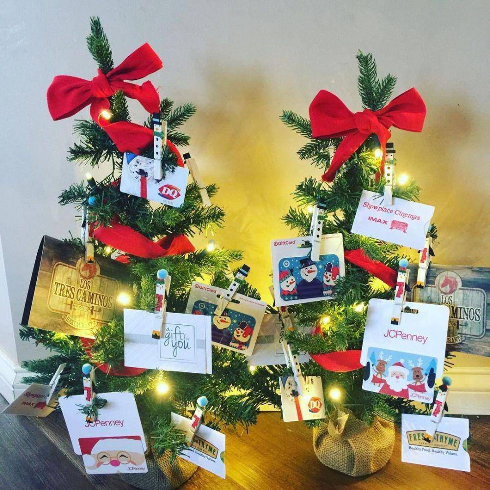 pohon Natal dengan hiasan kartu ucapan (instagram.com/lynseymarfilius)