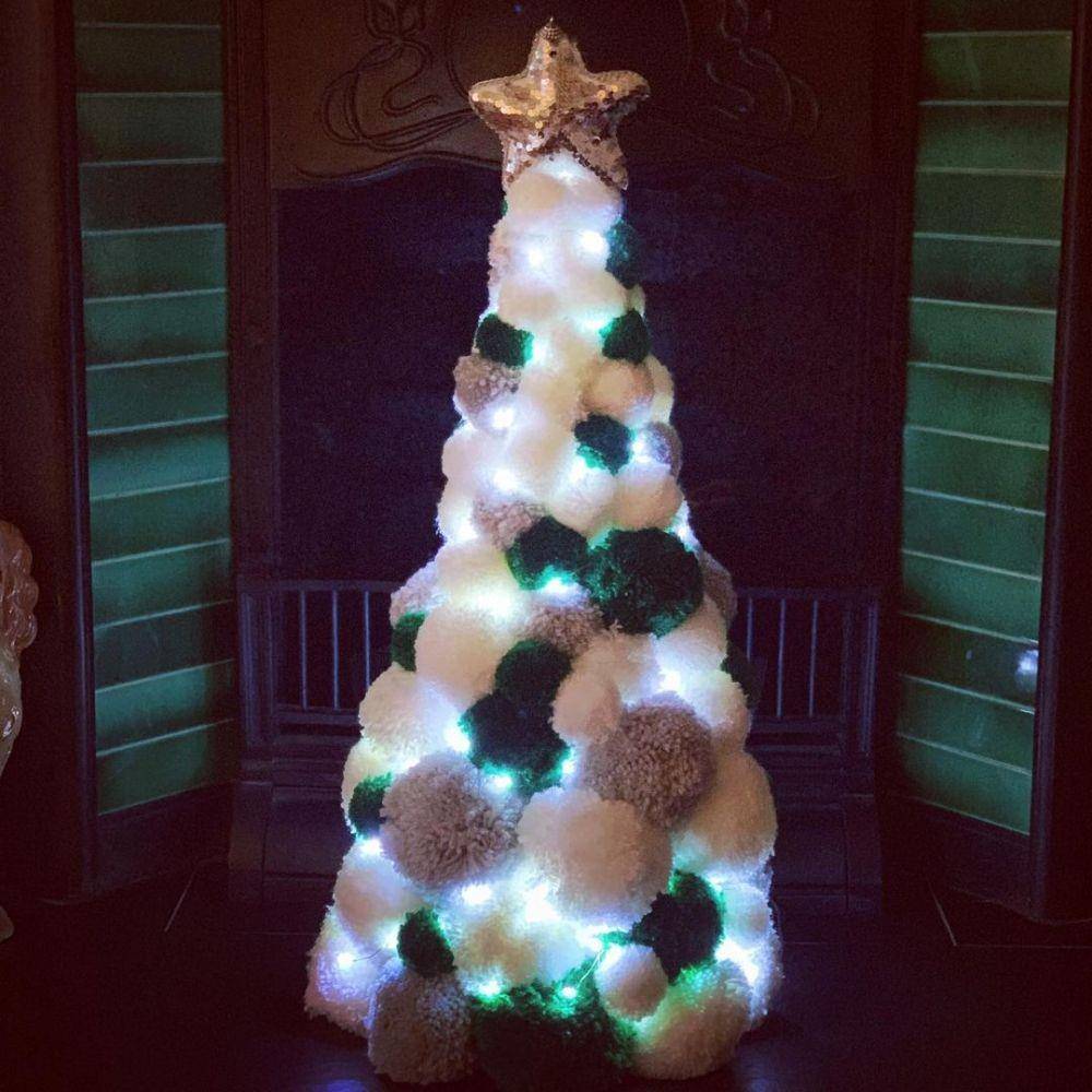 pohon Natal dari pompom (instagram.com/angemachaywood)