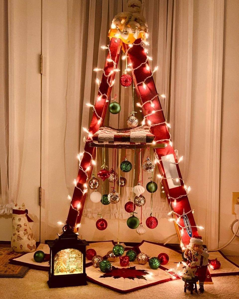 pohon Natal dari tangga (instagram.com/sumac_studios)