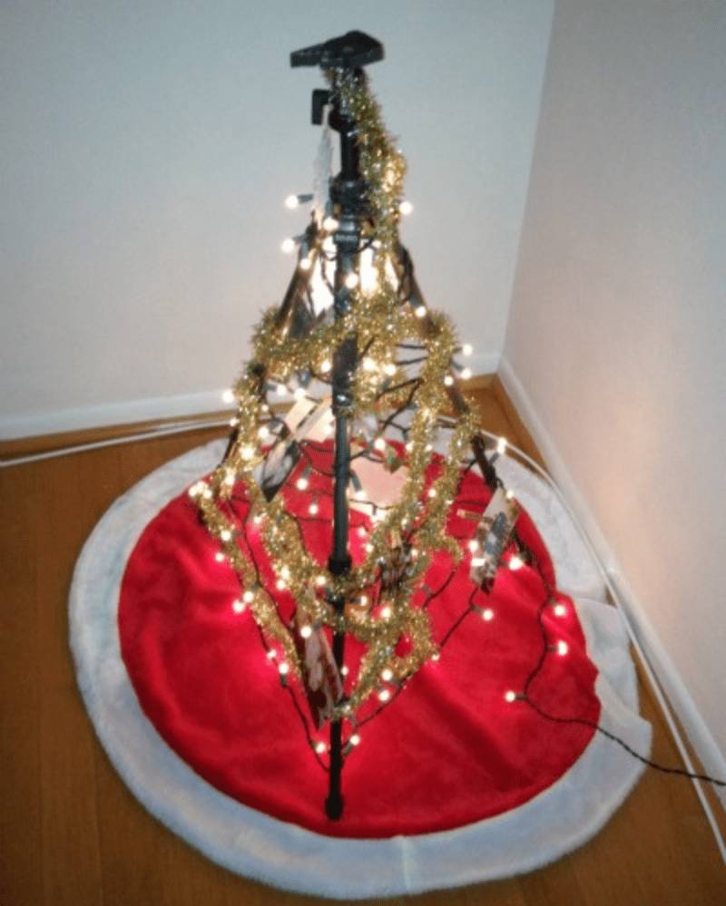 pohon Natal tripod kamera (creatingreallyawesomefunthings.com)