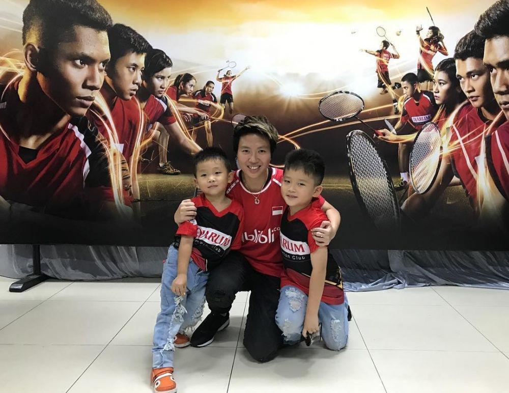 9 Potret Liliyana Natsir Mengasuh Keponakan, Tante Kesayangan!