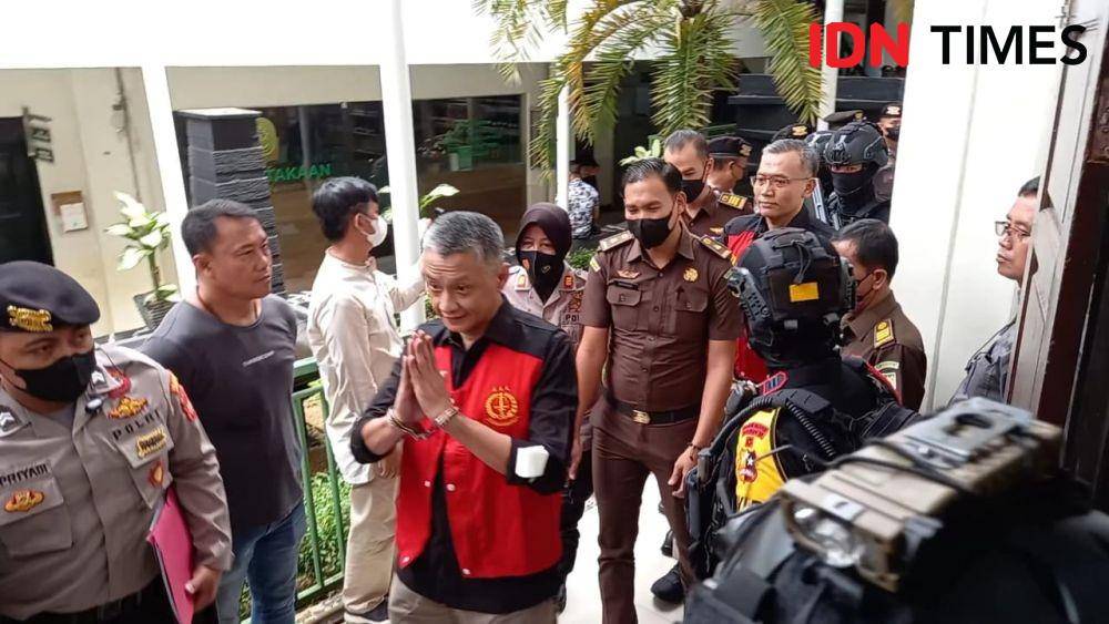 Terdakwa obstruction of justice kasus dugaan pembunuhan berencana, Hendra Kurniawan dan Agus Nurpatria jelang memasuki ruang sidang di PN Jaksel pada Kamis (10/11/2022). (IDN Times/Aryodamar)