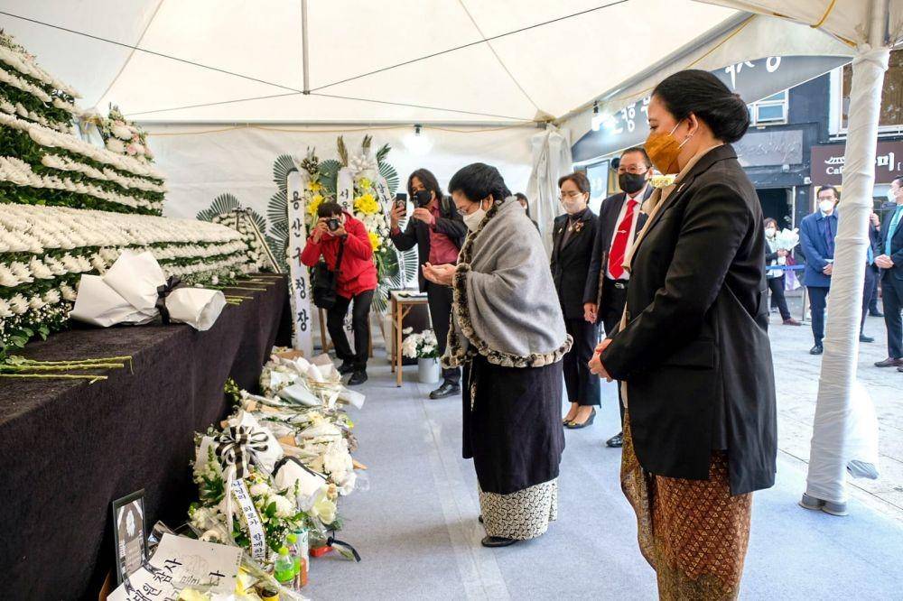 Puan Maharani dan Megawati Soekarnoputri saat berdoa di Itaewon, Korea Selatan. (Dok/Tim Media Puan Maharani)